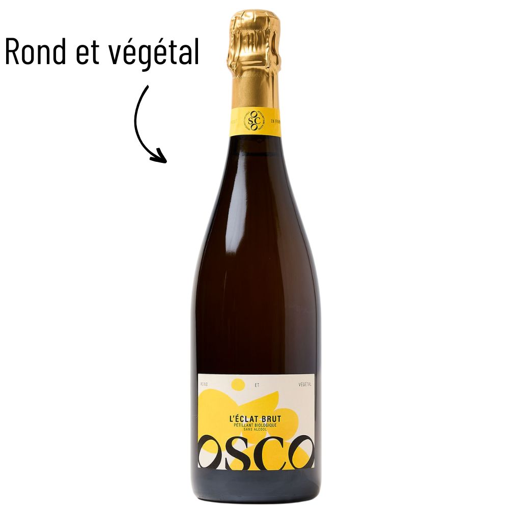 OSCO L'Eclat Brut bio - pétillant sans alcool bio et fabriqué en France. Ses notes fruits du verger et feuilles de figuier soutenu par une belle tension issue du verjus et des tanins du thé noir Paralaï se dégustent seules en coupe. Très peu sucré, l'Éclat Brut est également délicieux en accord. 