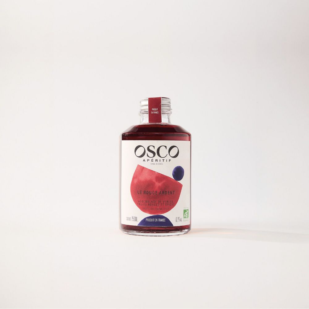 Découvrez OSCO Le Rouge Ardent, un apéritif sans alcool de caractère. Tout simplement en OSCO tonic ou en une infinité de cocktails sans alcool !